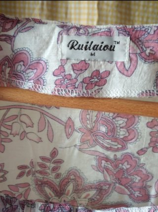 Blusa estampada floral rosa y blanca talla M