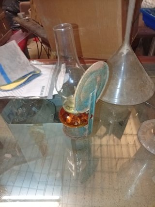 Antiguo quinqué de petróleo cristal