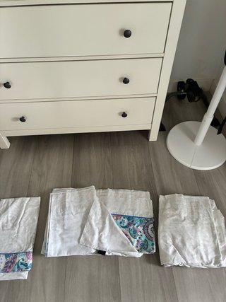 Juego de sábanas multicolor y blanco