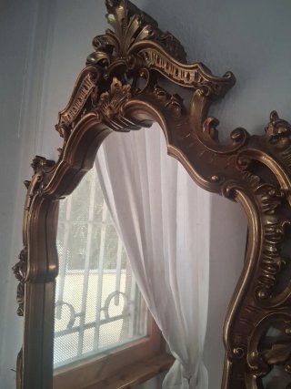 Specchio vintage con cornice dorata