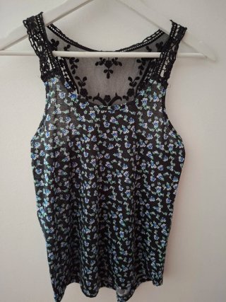 Camiseta tirantes flores encaje negro