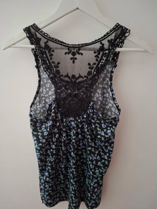 Camiseta tirantes flores encaje negro
