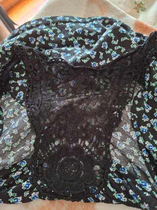 Camiseta tirantes flores encaje negro