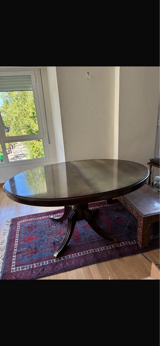 Mesa ovalada de madera y cristal