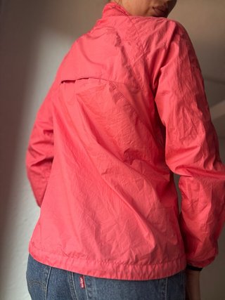 Chaqueta cortavientos Asics coral
