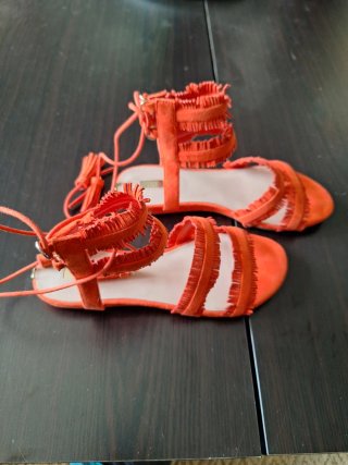 Sandalias naranjas con flecos