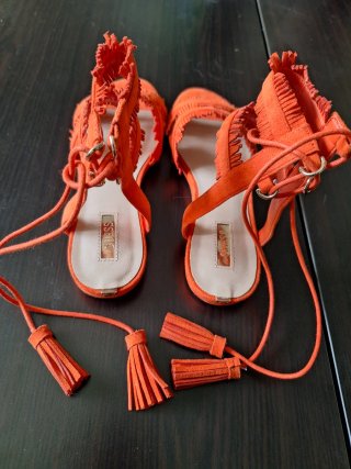 Sandalias naranjas con flecos