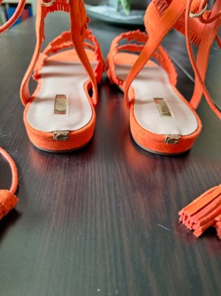 Sandalias naranjas con flecos