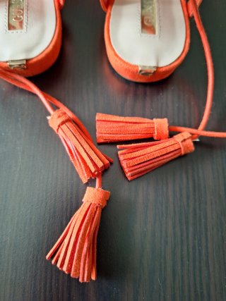 Sandalias naranjas con flecos