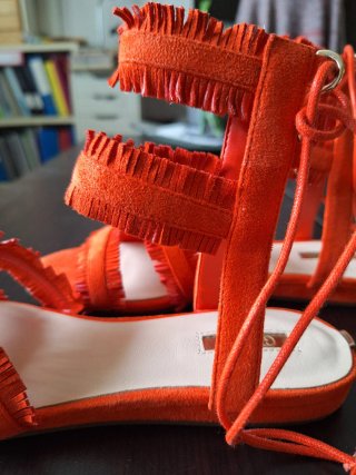 Sandalias naranjas con flecos