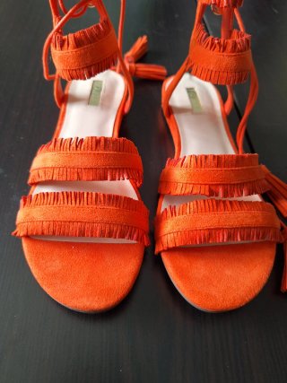 Sandalias naranjas con flecos