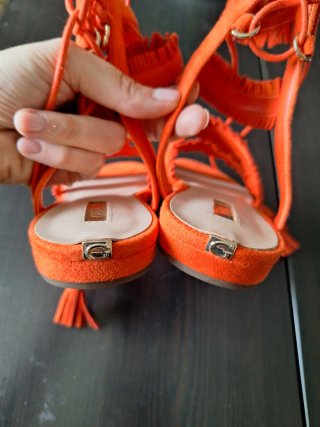 Sandalias naranjas con flecos