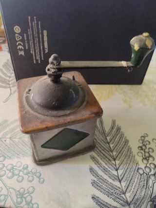 Molinillo de café antiguo