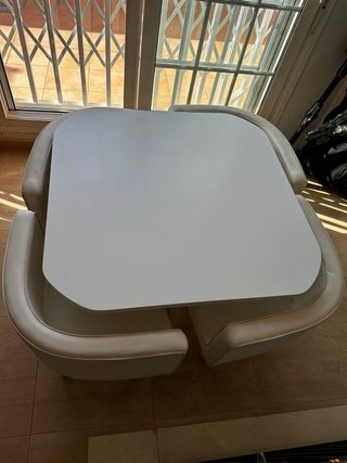 Mesa de comedor con 4 sillas marca Menzzo Oslo