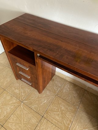 Escritorio de madera marrón