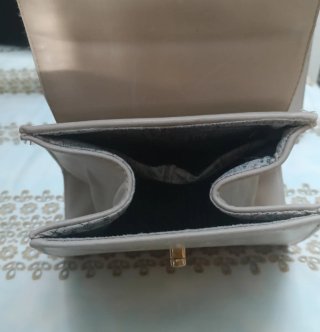 Bolso de mano beige con asa curva