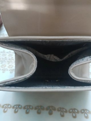 Bolso de mano beige con asa curva