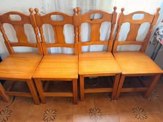 Juego de 4 sillas de madera