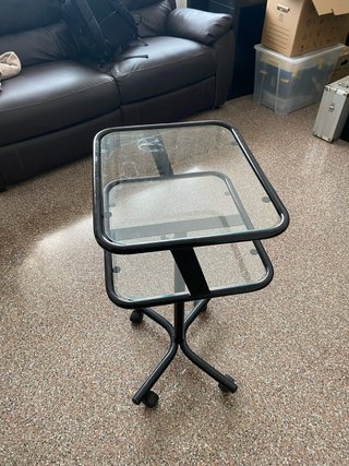 Mesa auxiliar cristal y metal diseño