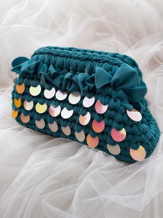 Clutch azzurra con paillettes e fiocchi