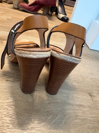 Sandalias de tacón marrones
