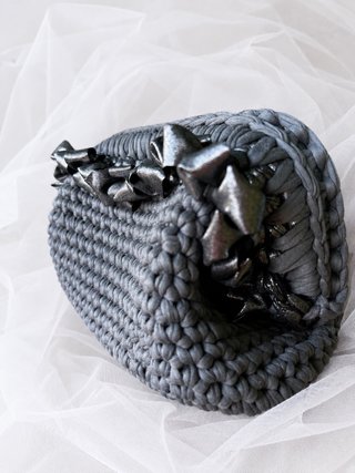 Clutch grigio con fiocco e fondo rigido.