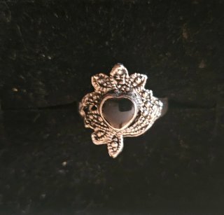 Anillo Corazón Negro azabache con marquesitas