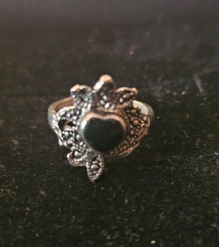 Anillo Corazón Negro azabache con marquesitas