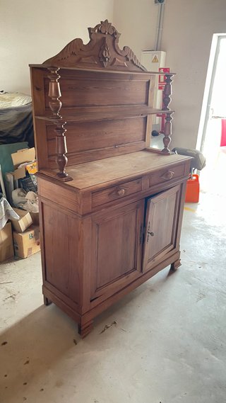 Mueble de madera con ornamentación