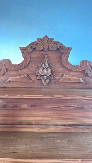 Mueble de madera con ornamentación