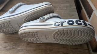 Zuecos Crocs azul celestes, talla j2