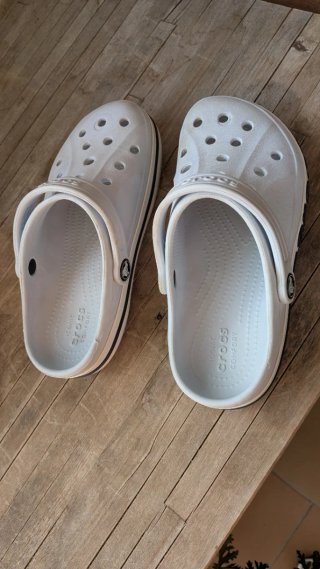 Zuecos Crocs azul celestes, talla j2