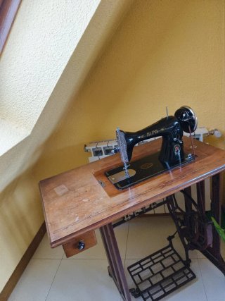 Máquina de coser Alfa antigua