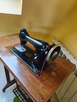 Máquina de coser Alfa antigua