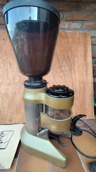 Molinillo de café profesional dorado