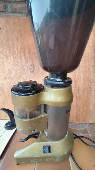 Molinillo de café profesional dorado