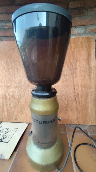 Molinillo de café profesional dorado