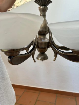 Lámpara de salón dorada y blanca