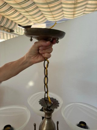 Lámpara de salón dorada y blanca