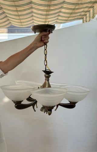Lámpara de salón dorada y blanca