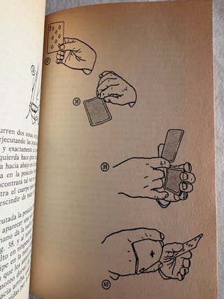 Libro antiguo sobre trucos de magia profesionales