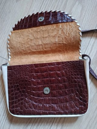 Bolso de piel marrón y beige