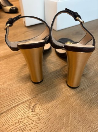 Sandalias UTERQUE negras con detalle dorado