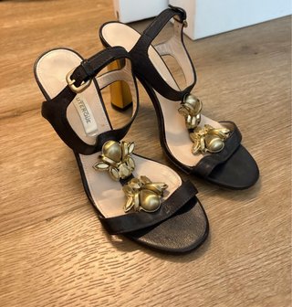 Sandalias UTERQUE negras con detalle dorado
