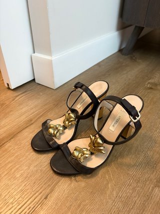 Sandalias UTERQUE negras con detalle dorado