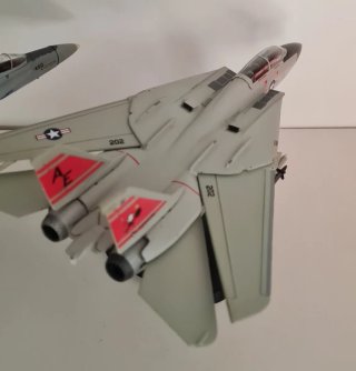 Modellini Aerei Militari F-4J e F/A-18 F 14