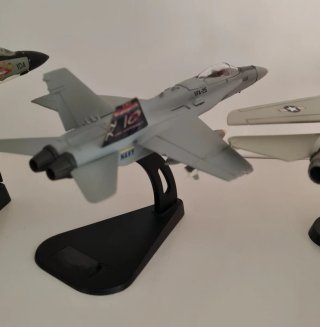 Modellini Aerei Militari F-4J e F/A-18 F 14