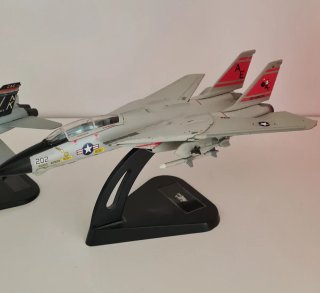 Modellini Aerei Militari F-4J e F/A-18 F 14