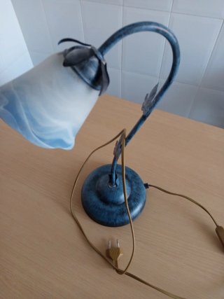 Lámpara de mesa azul y transparente