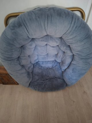 Sillón redondo azul peludo